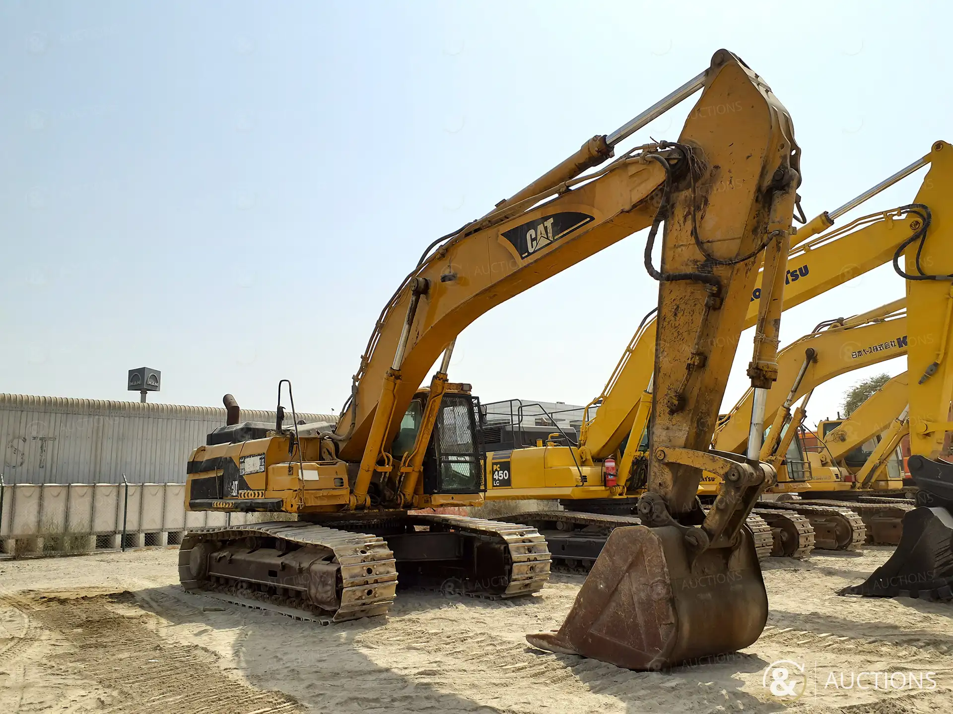 صورة ل حفارات مجنزرة 2002 كاتربيلر 345B