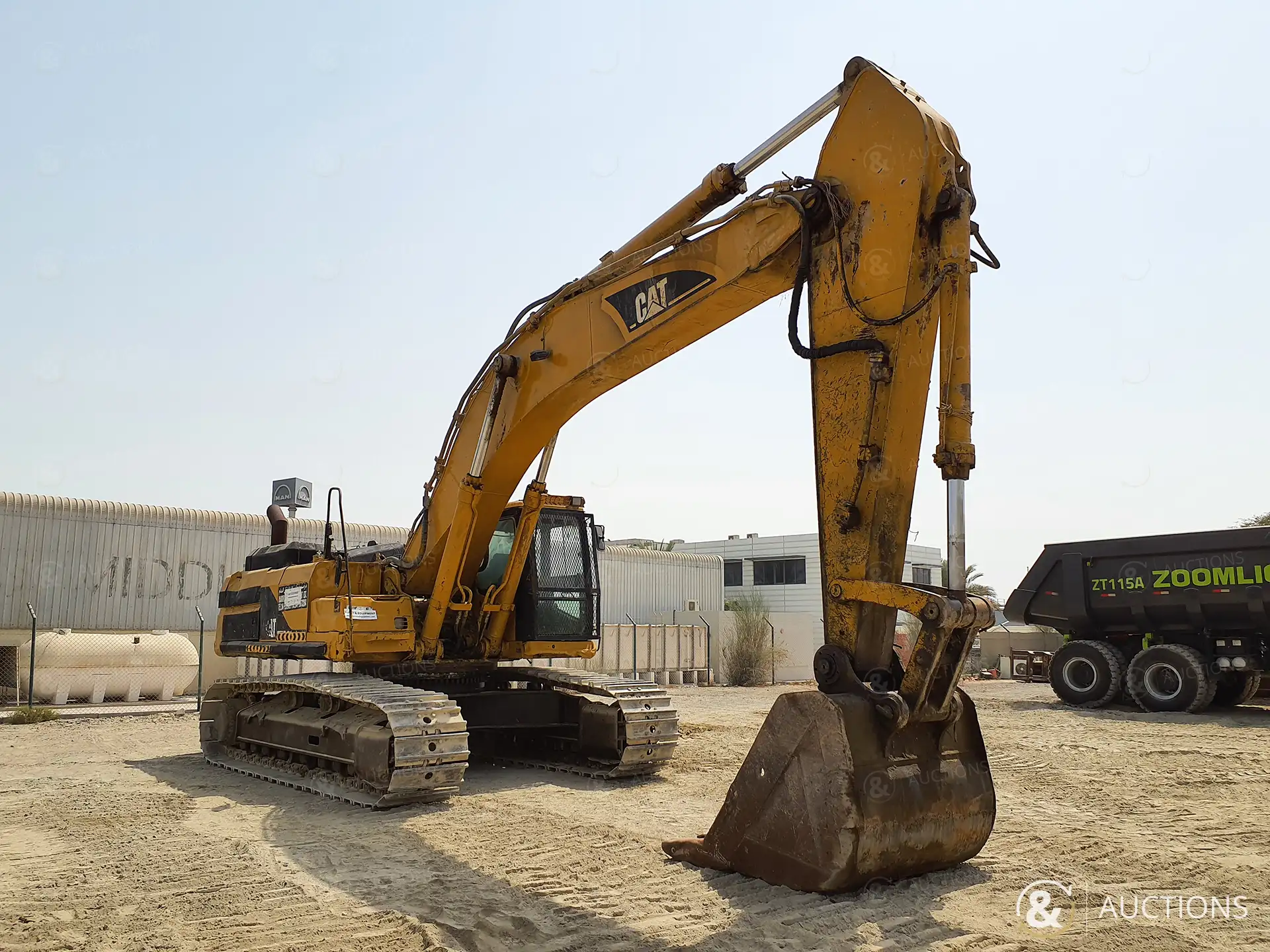 صورة ل حفارات مجنزرة 2002 كاتربيلر 345B